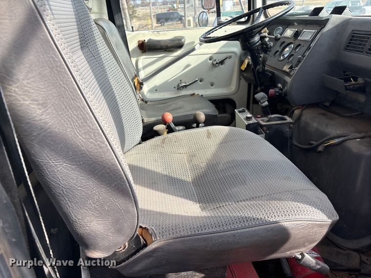 image for item ET4081 1992 Ford L8000 dump truck