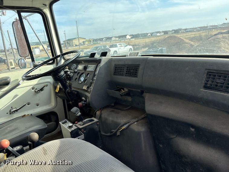 image for item ET4081 1992 Ford L8000 dump truck