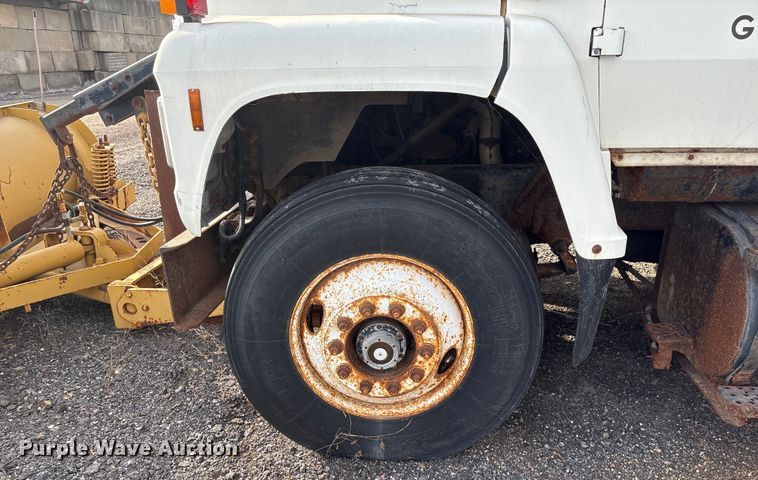 image for item ET4081 1992 Ford L8000 dump truck