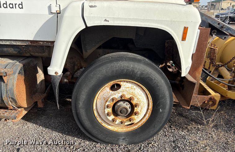 image for item ET4081 1992 Ford L8000 dump truck