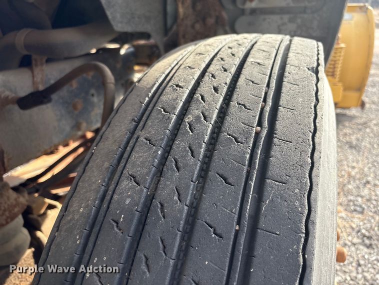 image for item ET4081 1992 Ford L8000 dump truck