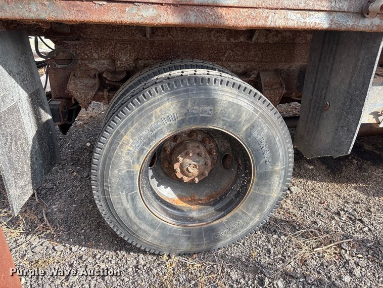 image for item ET4081 1992 Ford L8000 dump truck