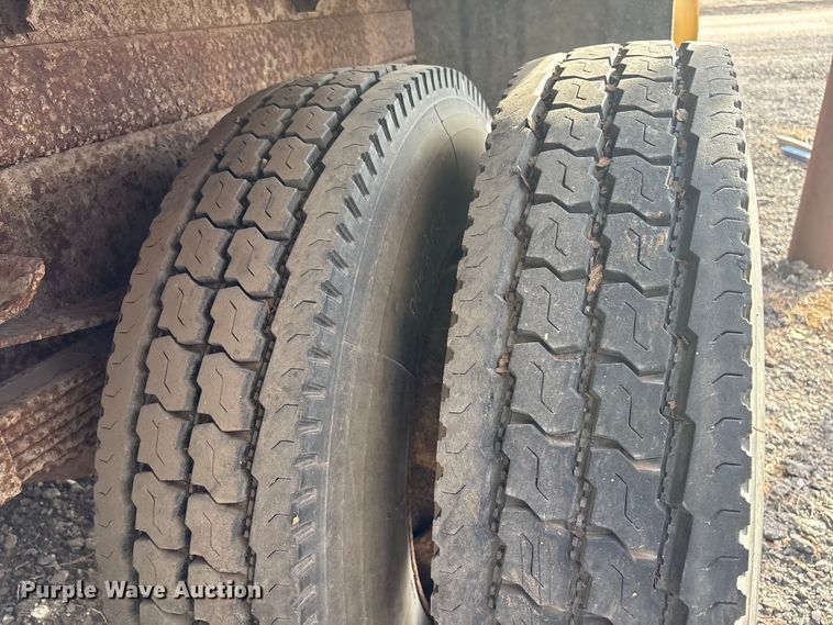 image for item ET4081 1992 Ford L8000 dump truck