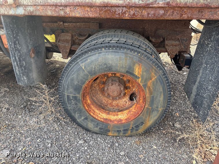image for item ET4081 1992 Ford L8000 dump truck