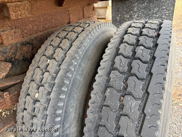 image for item ET4081 1992 Ford L8000 dump truck