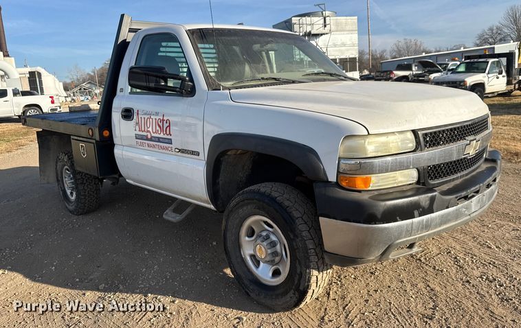 image for item ET4082 2002 Chevrolet Silverado 2500HD flatbed pickup truck