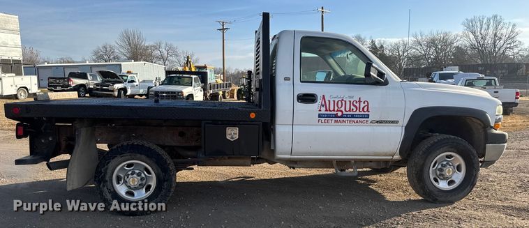 image for item ET4082 2002 Chevrolet Silverado 2500HD flatbed pickup truck