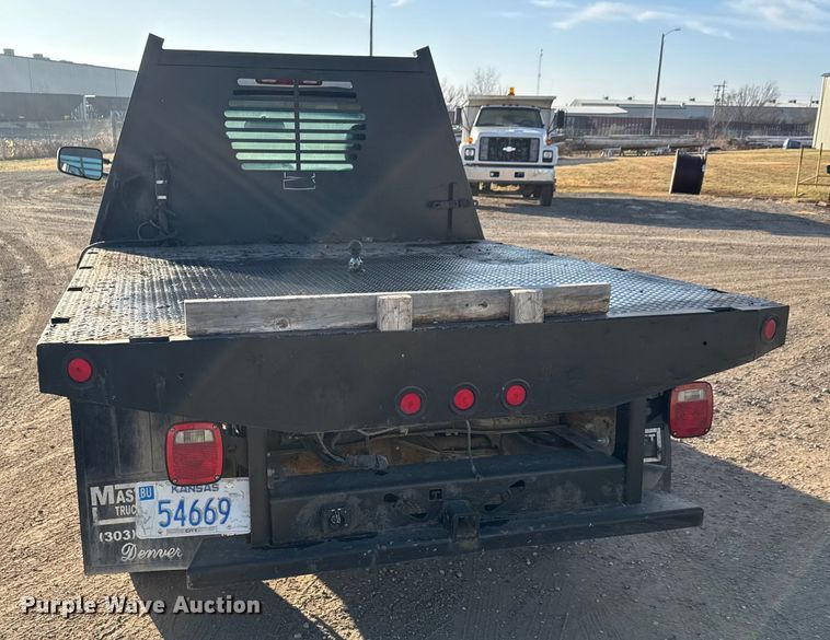 image for item ET4082 2002 Chevrolet Silverado 2500HD flatbed pickup truck