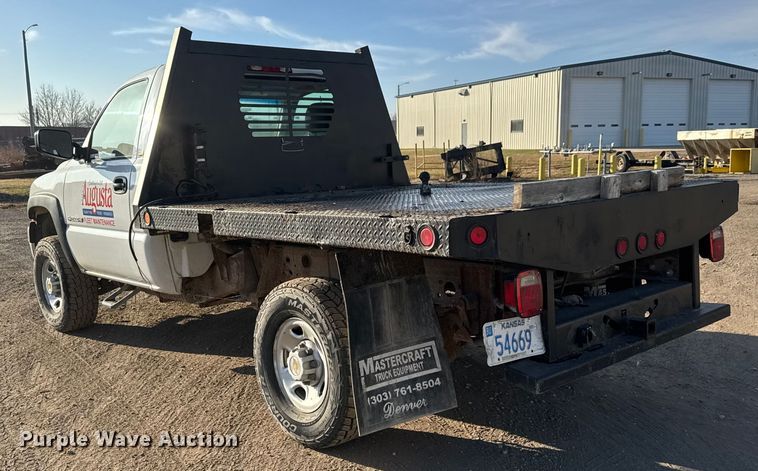 image for item ET4082 2002 Chevrolet Silverado 2500HD flatbed pickup truck