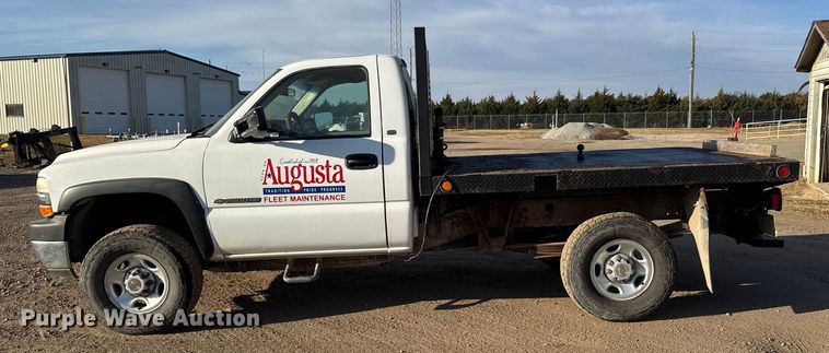 image for item ET4082 2002 Chevrolet Silverado 2500HD flatbed pickup truck