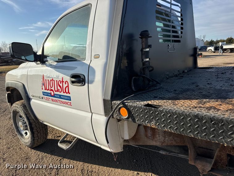 image for item ET4082 2002 Chevrolet Silverado 2500HD flatbed pickup truck