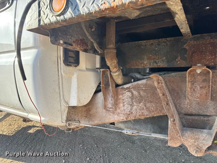 image for item ET4082 2002 Chevrolet Silverado 2500HD flatbed pickup truck