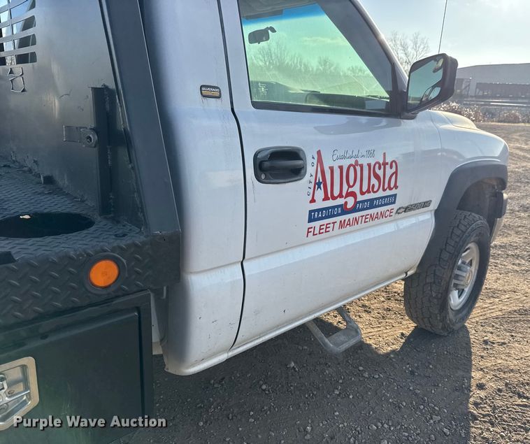 image for item ET4082 2002 Chevrolet Silverado 2500HD flatbed pickup truck