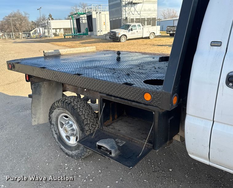 image for item ET4082 2002 Chevrolet Silverado 2500HD flatbed pickup truck