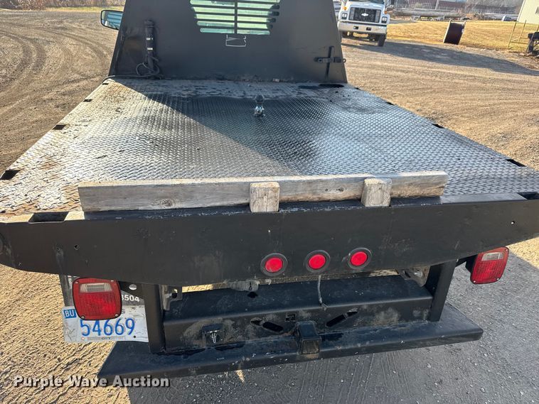 image for item ET4082 2002 Chevrolet Silverado 2500HD flatbed pickup truck