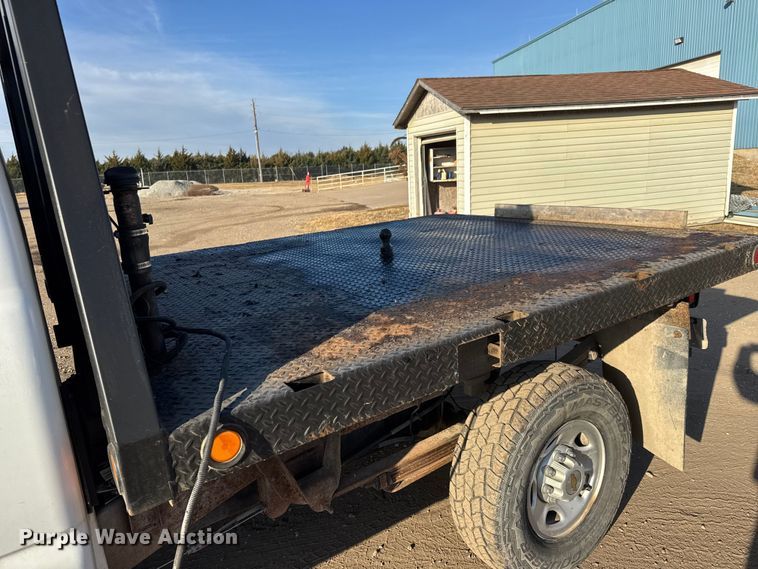 image for item ET4082 2002 Chevrolet Silverado 2500HD flatbed pickup truck