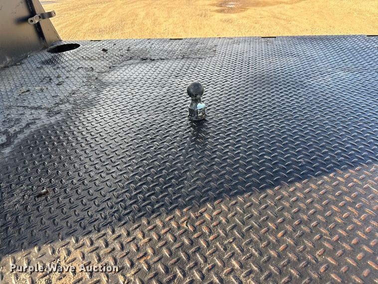 image for item ET4082 2002 Chevrolet Silverado 2500HD flatbed pickup truck