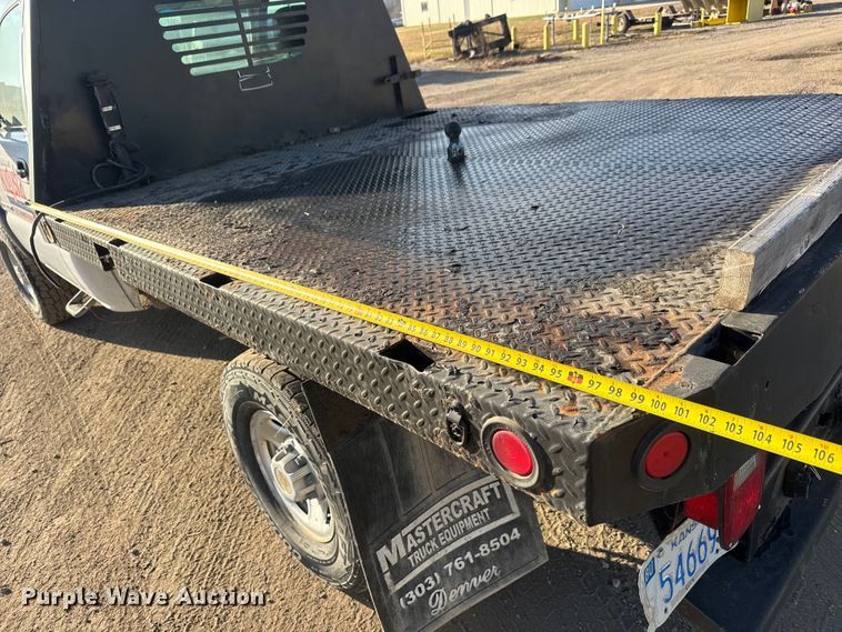 image for item ET4082 2002 Chevrolet Silverado 2500HD flatbed pickup truck