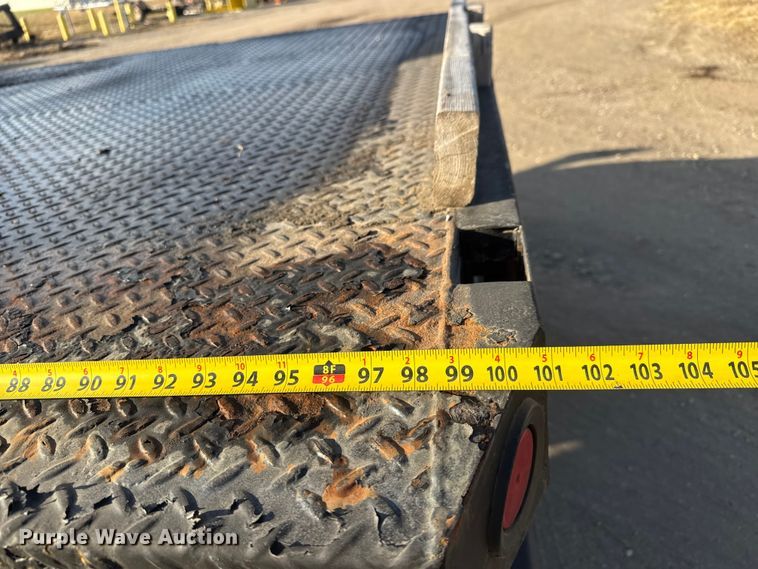 image for item ET4082 2002 Chevrolet Silverado 2500HD flatbed pickup truck