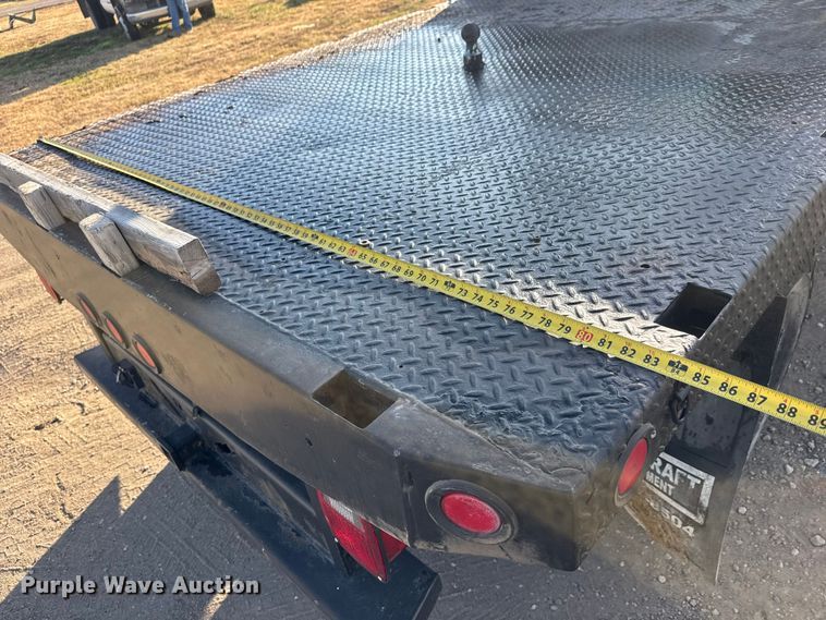 image for item ET4082 2002 Chevrolet Silverado 2500HD flatbed pickup truck