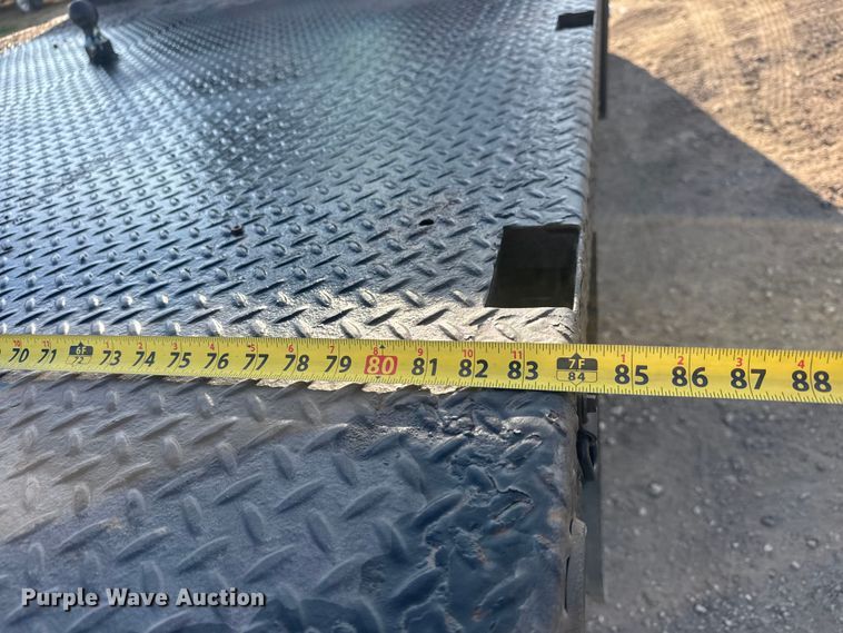 image for item ET4082 2002 Chevrolet Silverado 2500HD flatbed pickup truck