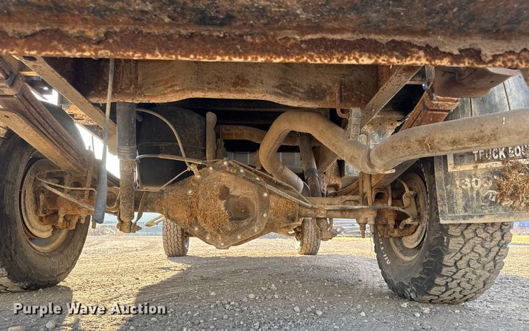 image for item ET4082 2002 Chevrolet Silverado 2500HD flatbed pickup truck