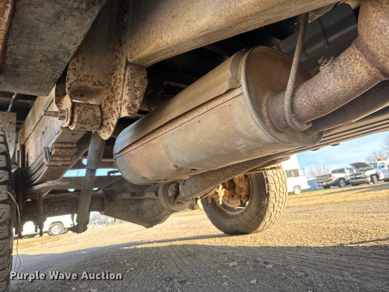 image for item ET4082 2002 Chevrolet Silverado 2500HD flatbed pickup truck