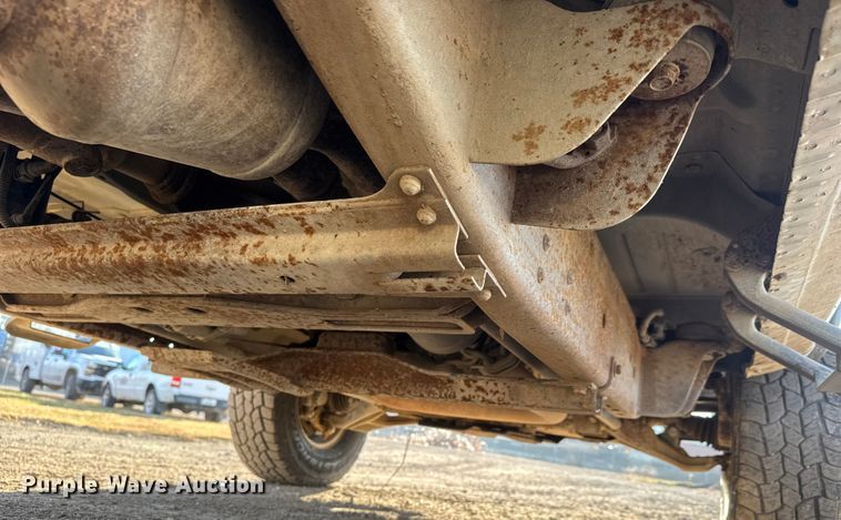 image for item ET4082 2002 Chevrolet Silverado 2500HD flatbed pickup truck