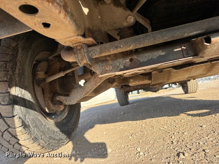 image for item ET4082 2002 Chevrolet Silverado 2500HD flatbed pickup truck