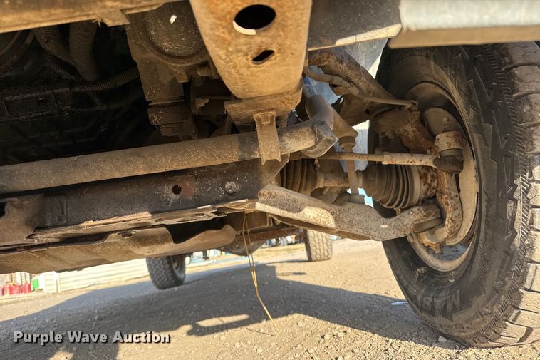 image for item ET4082 2002 Chevrolet Silverado 2500HD flatbed pickup truck