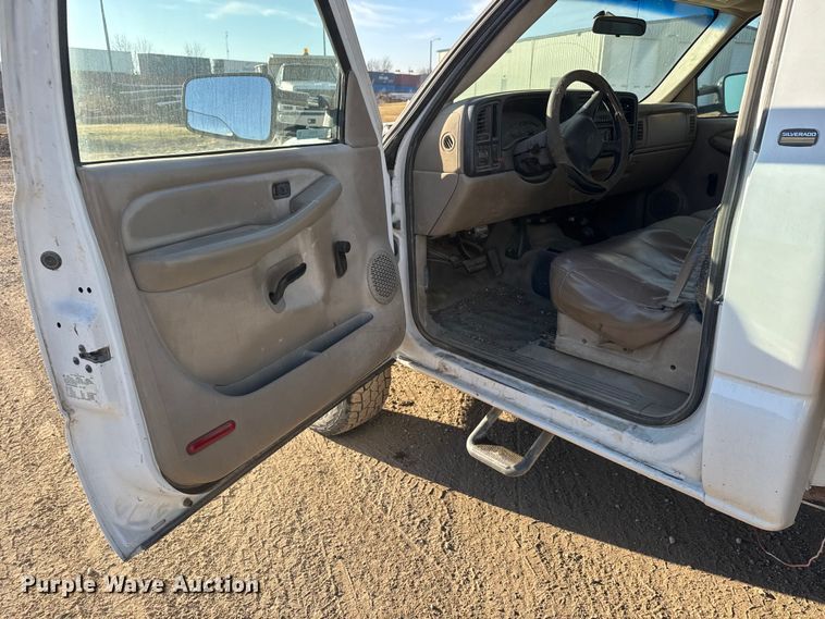 image for item ET4082 2002 Chevrolet Silverado 2500HD flatbed pickup truck