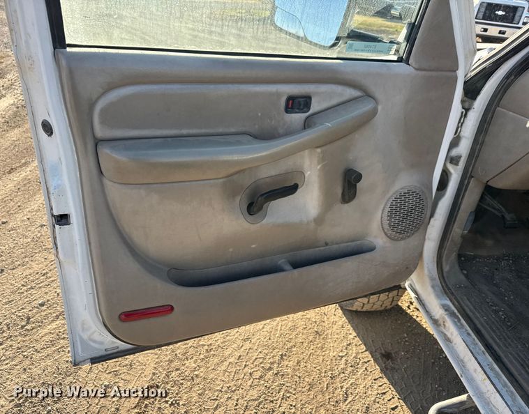 image for item ET4082 2002 Chevrolet Silverado 2500HD flatbed pickup truck