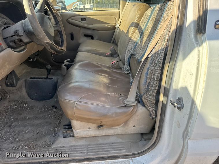 image for item ET4082 2002 Chevrolet Silverado 2500HD flatbed pickup truck