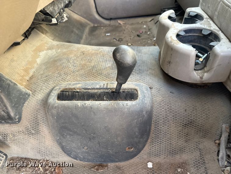 image for item ET4082 2002 Chevrolet Silverado 2500HD flatbed pickup truck