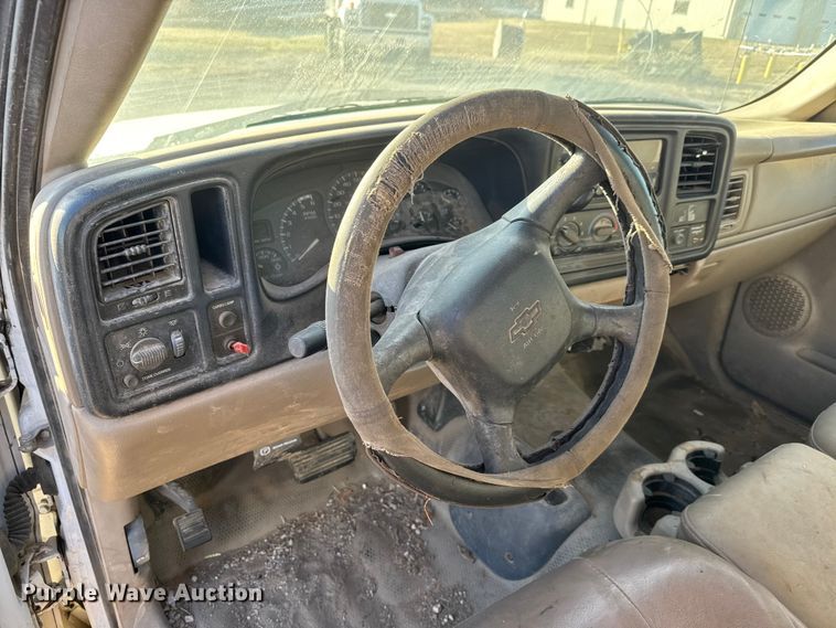 image for item ET4082 2002 Chevrolet Silverado 2500HD flatbed pickup truck