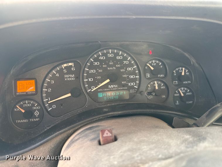 image for item ET4082 2002 Chevrolet Silverado 2500HD flatbed pickup truck