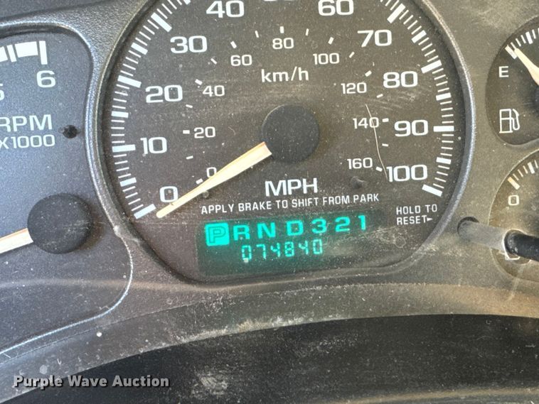 image for item ET4082 2002 Chevrolet Silverado 2500HD flatbed pickup truck