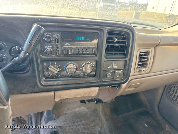 image for item ET4082 2002 Chevrolet Silverado 2500HD flatbed pickup truck