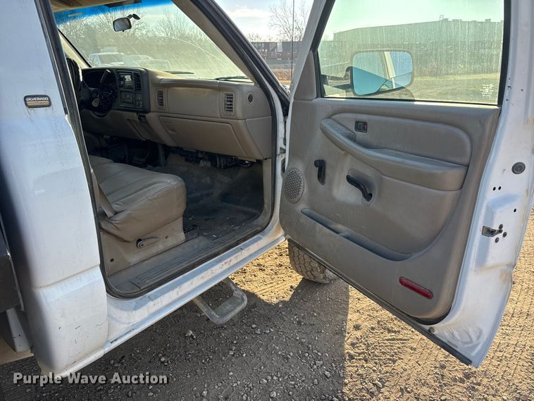 image for item ET4082 2002 Chevrolet Silverado 2500HD flatbed pickup truck