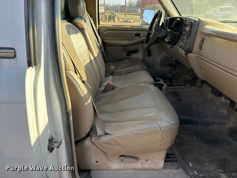 image for item ET4082 2002 Chevrolet Silverado 2500HD flatbed pickup truck