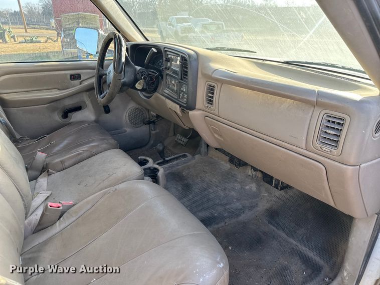 image for item ET4082 2002 Chevrolet Silverado 2500HD flatbed pickup truck