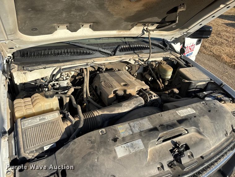 image for item ET4082 2002 Chevrolet Silverado 2500HD flatbed pickup truck