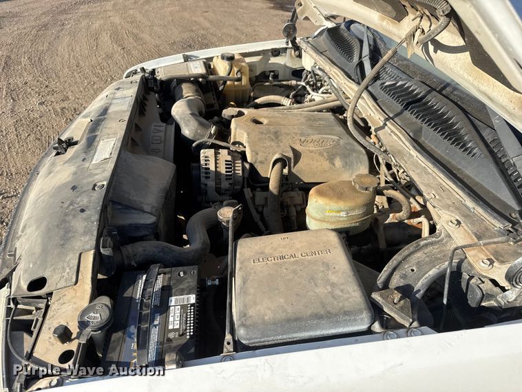 image for item ET4082 2002 Chevrolet Silverado 2500HD flatbed pickup truck