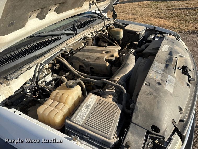 image for item ET4082 2002 Chevrolet Silverado 2500HD flatbed pickup truck