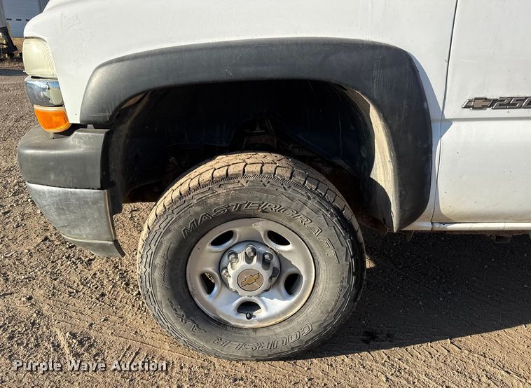 image for item ET4082 2002 Chevrolet Silverado 2500HD flatbed pickup truck