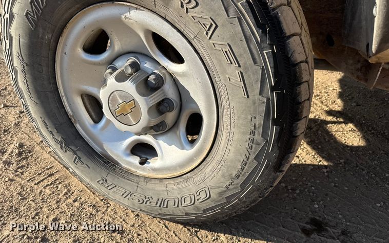 image for item ET4082 2002 Chevrolet Silverado 2500HD flatbed pickup truck