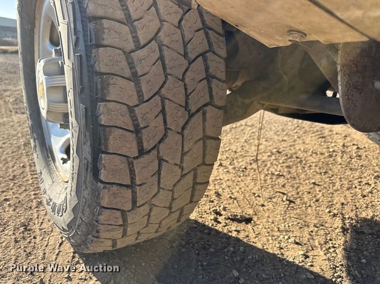 image for item ET4082 2002 Chevrolet Silverado 2500HD flatbed pickup truck