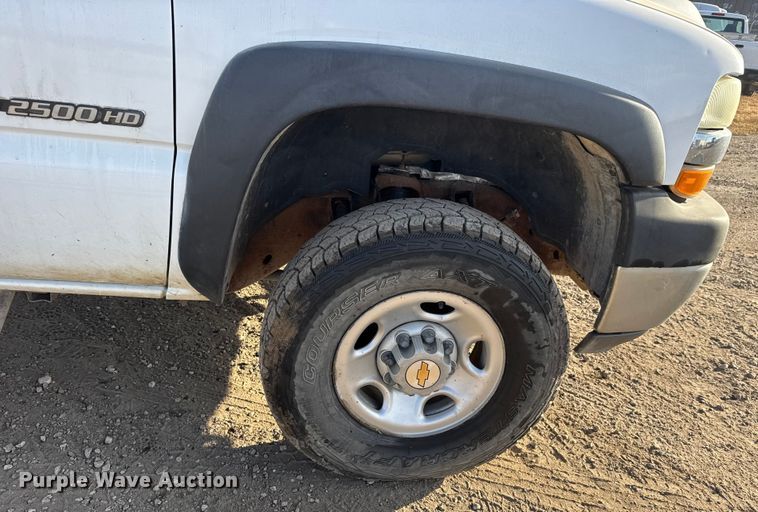 image for item ET4082 2002 Chevrolet Silverado 2500HD flatbed pickup truck