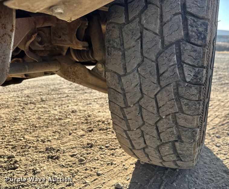 image for item ET4082 2002 Chevrolet Silverado 2500HD flatbed pickup truck