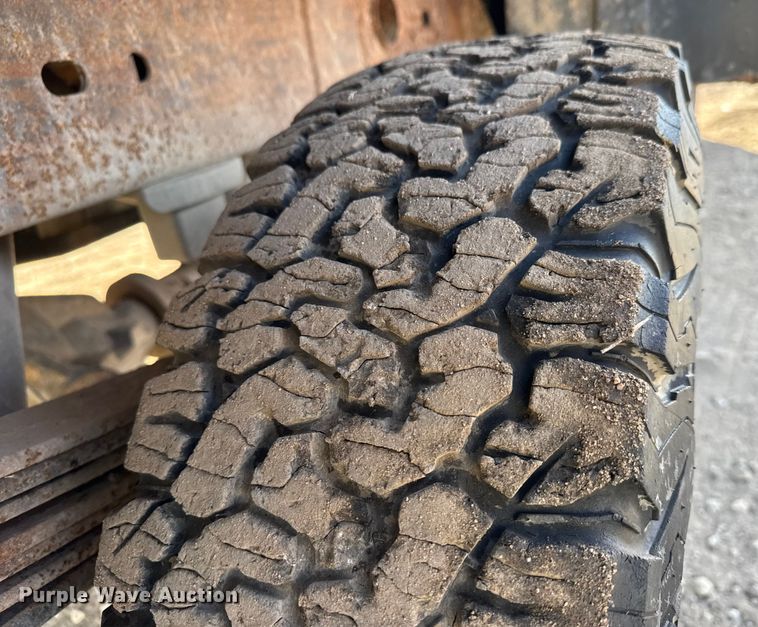 image for item ET4082 2002 Chevrolet Silverado 2500HD flatbed pickup truck